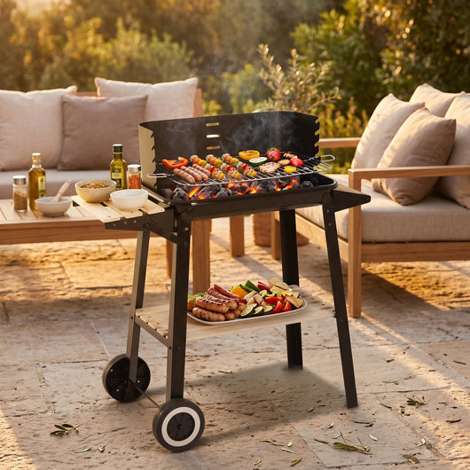 Barbecue charbon chariot Brivor en cuisson sur une terrasse au coucher du soleil