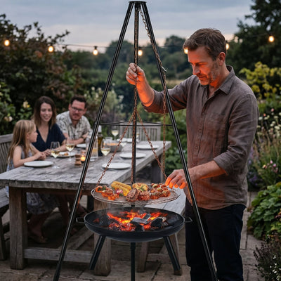 Réglage de la hauteur de grille du barbecue trépied Helvor au-dessus des braises