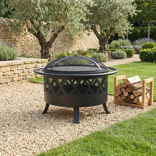 Brasero barbecue 3 en 1 Fyrnel en fer noir dans un jardin contemporain