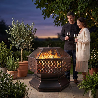 Brasero hexagonal avec pare-étincelles sur une terrasse, Azeniah