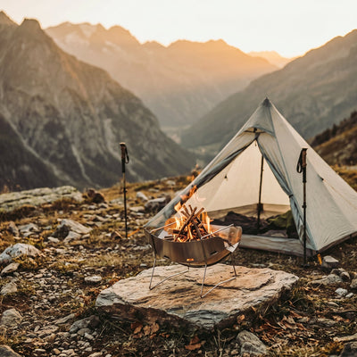 Brasero pliant ultraléger Halvik allumé en bivouac de montagne