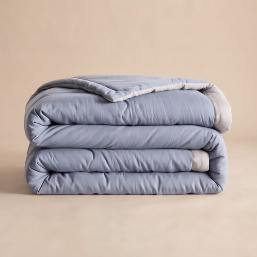 Couette d'été légère matelassée bleue pliée, envers gris réversible