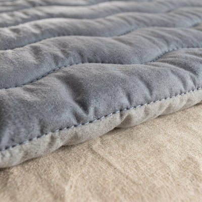 Gros plan du matelassage ondulé de la couette d'été légère matelassée