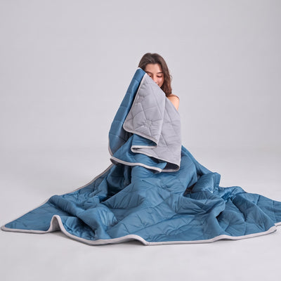 Couette rafraîchissante d'été double face bleu marine, photo réelle