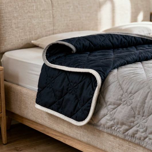 Couette rafraîchissante réversible face bleu marine et face grise toucher frais