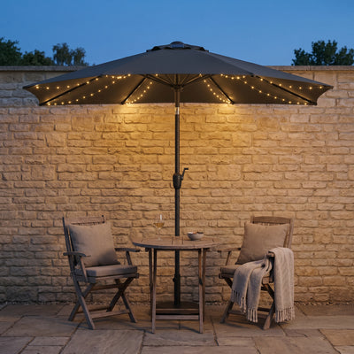 Demi-parasol de balcon avec éclairage LED solaire allumé la nuit