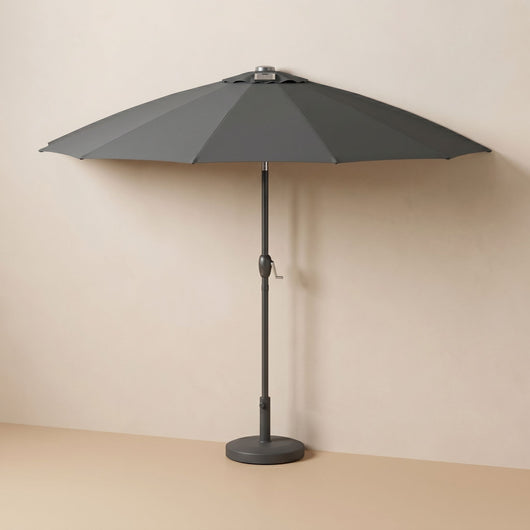 Demi-parasol de balcon LED solaire anthracite Velura adossé à un mur