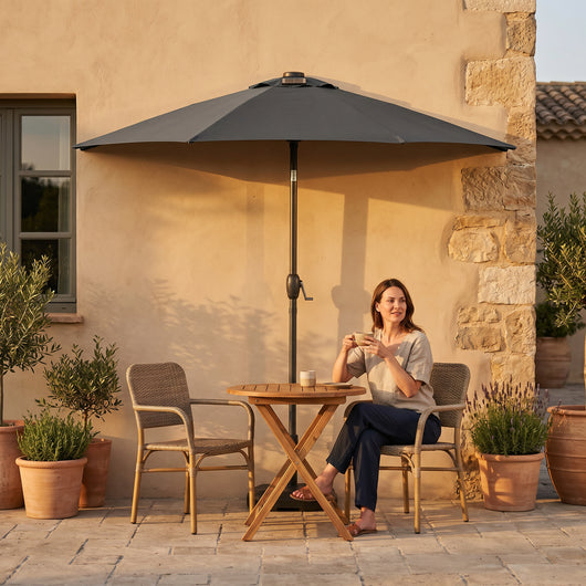 Demi-parasol de balcon adossé à un mur de terrasse au coucher du soleil