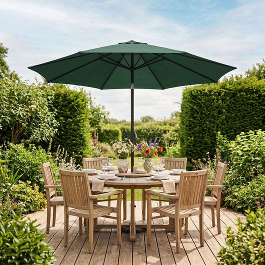 Parasol de jardin inclinable Solvane au-dessus d'une table de jardin pour 6 personnes