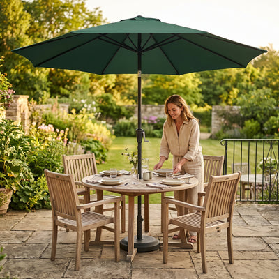 Parasol de jardin inclinable Solvane sur une terrasse au coucher du soleil