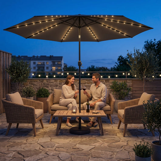 Parasol de jardin LED rectangulaire Solyra eclaire le soir sur une terrasse