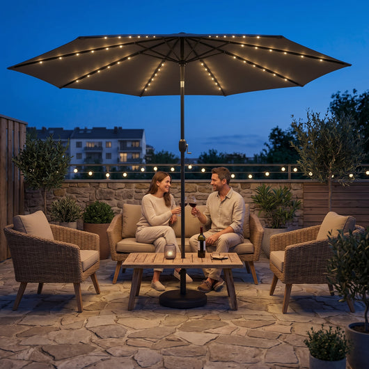 Parasol de jardin LED rectangulaire Solyra eclaire le soir sur une terrasse