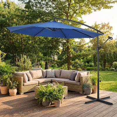 Parasol déporté bleu au-dessus d'un salon de jardin en rotin