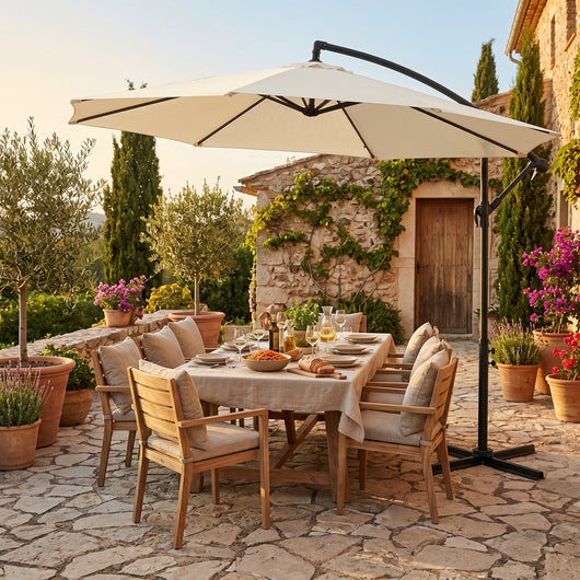Parasol déporté Calvane crème ombrageant une table de repas au jardin