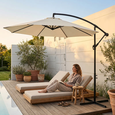 Parasol déporté Calvane crème sur terrasse en bois au golden hour
