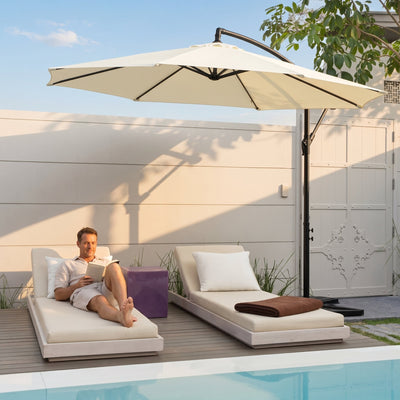 Parasol déporté Calvane crème au bord d'une piscine
