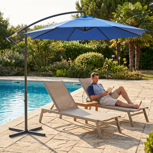 Parasol déporté octogonal bleu près d'une piscine et de transats