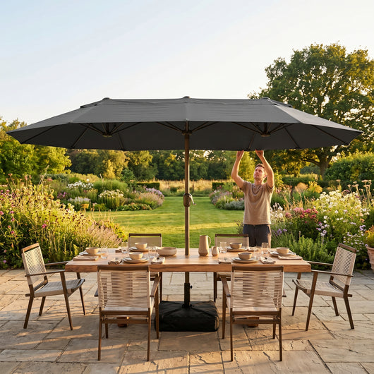Parasol de terrasse double rectangulaire ombrageant une table de repas de jardin