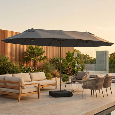 Parasol de terrasse double rectangulaire sur terrasse contemporaine