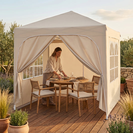 Tonnelle pliante 2x2 m Velmara sur une terrasse en bois au coucher du soleil