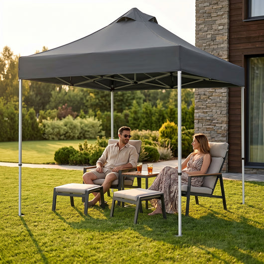 Tonnelle pliante grise dans un jardin, coin detente a l ombre