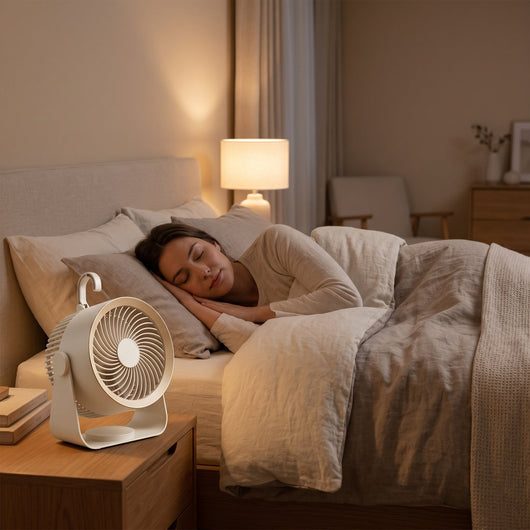Ventilateur circulateur d'air sans fil Orvys sur une table de chevet