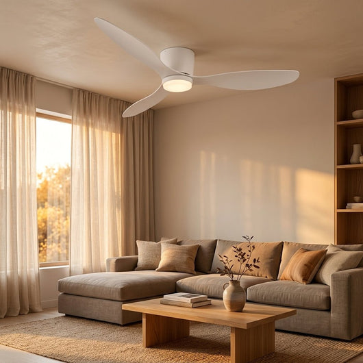 Ventilateur de plafond avec lumière Sirane dans un salon chaleureux