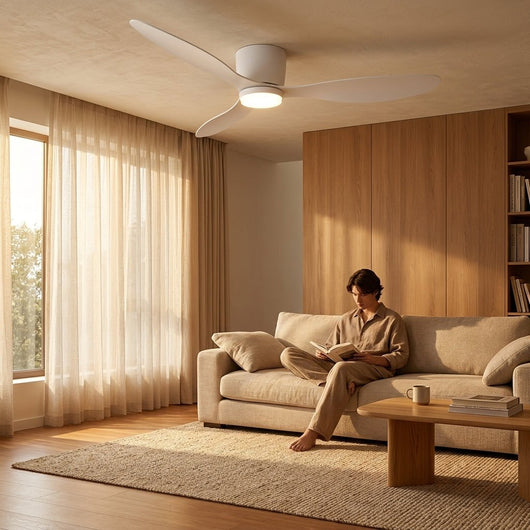 Ventilateur de plafond avec lumière Sirane au dessus d'une personne lisant dans le salon