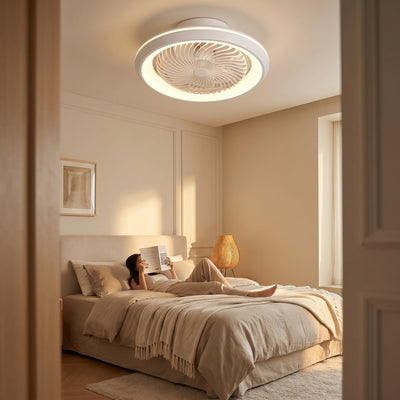 Ventilateur de plafond avec lumière Aelvys dans une chambre, personne lisant