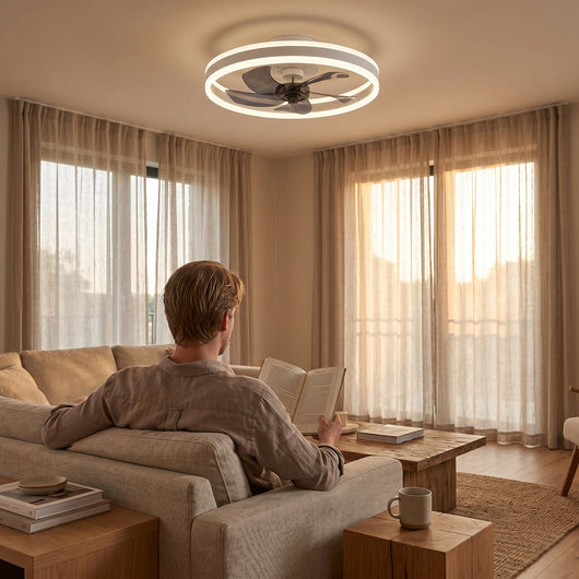 Ventilateur de plafond anneau LED Norvyn dans un salon avec une personne