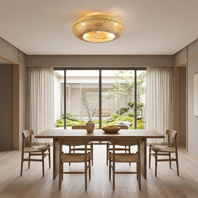 Ventilateur de plafond bambou tressé Velyane au-dessus d'une table à manger