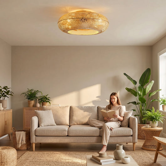 Ventilateur de plafond bambou tressé Velyane dans un salon bohème