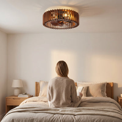 Ventilateur de plafond bois Alzena dans une chambre scandinave avec une personne de dos