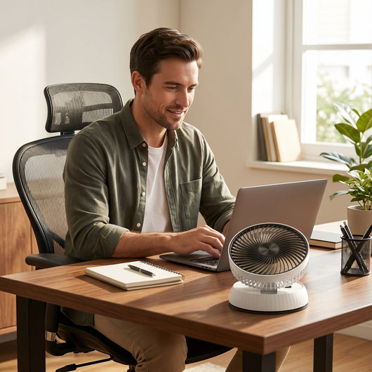 Ventilateur sur pied pliable Zelvio sur un bureau