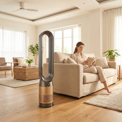Ventilateur tour sans pale Eryden dans un salon lumineux avec une personne